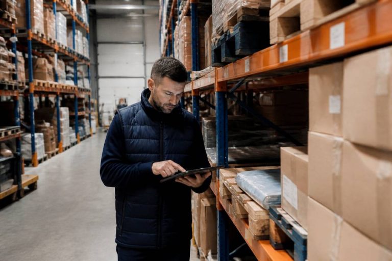 Réapprovisionner le stock : méthodes et bonnes pratiques pour optimiser la gestion d’entrepôt