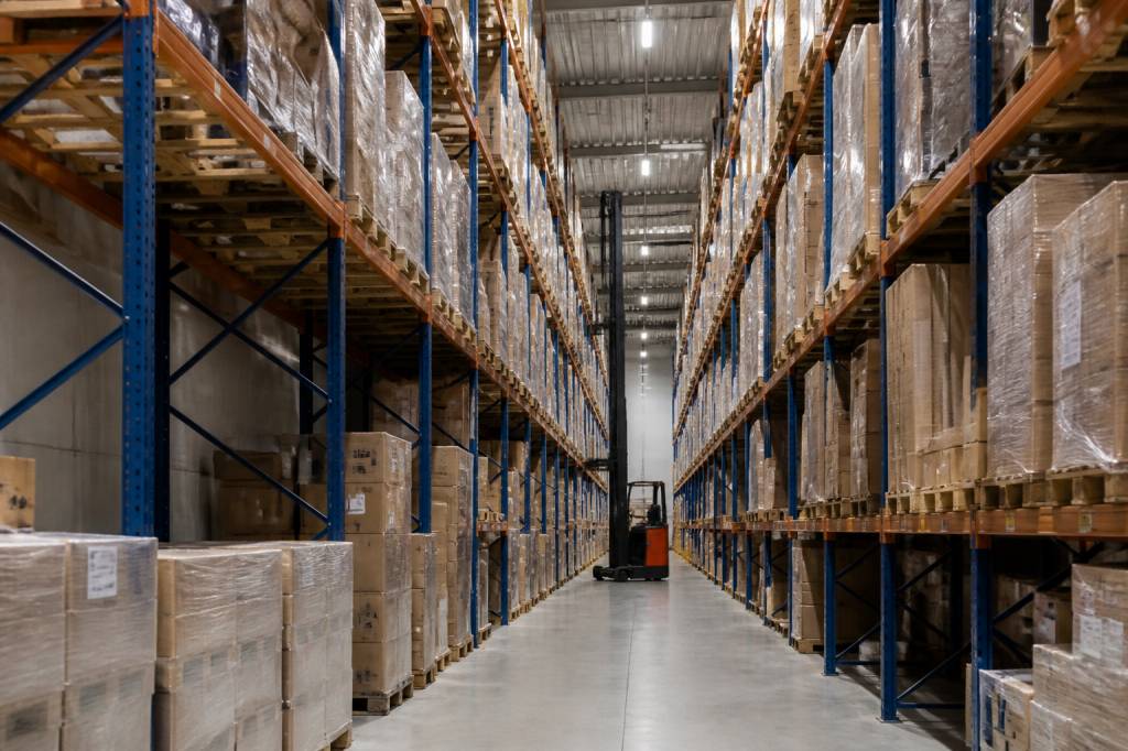 Warehouse storing en entrepôt pour optimiser le stockage logistique
